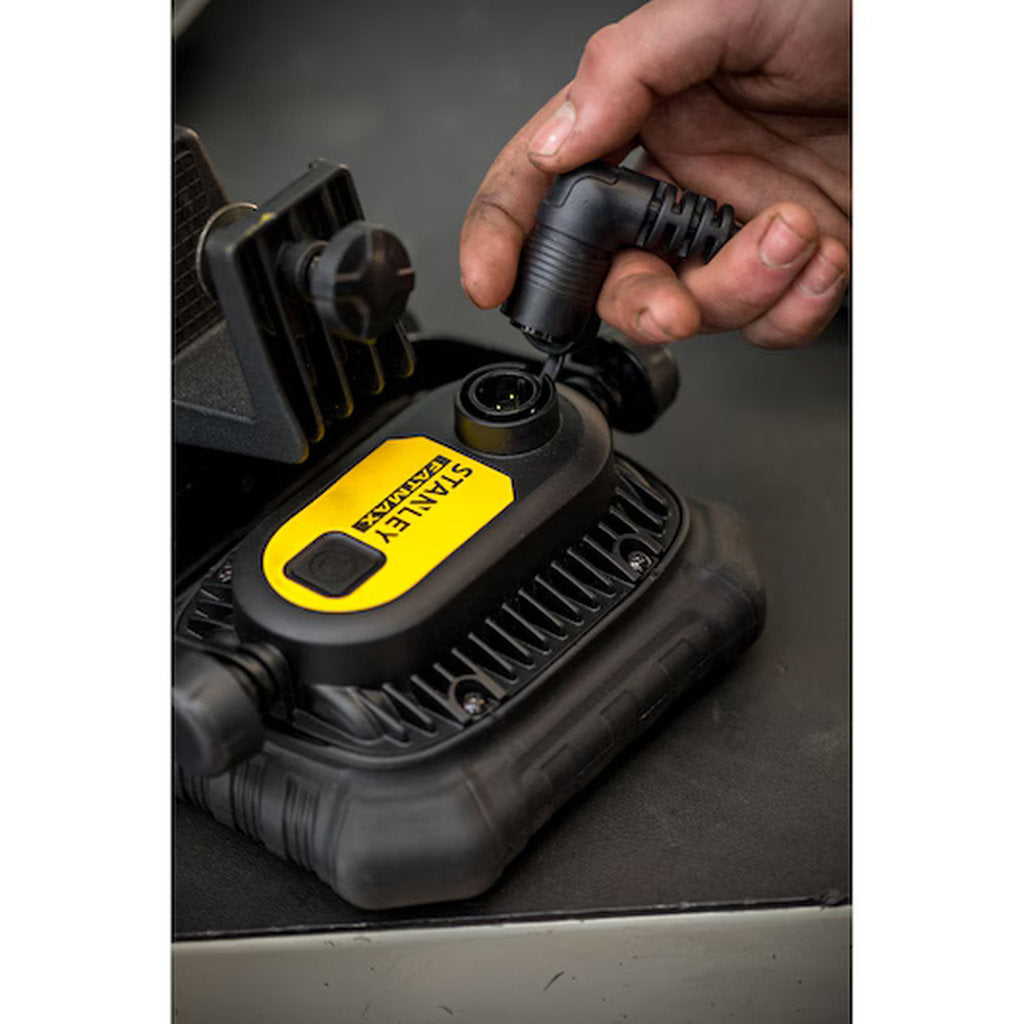 Stanley Fatmax, LED Strahler, rechargeable work light, aufladbarer Baustrahler, Stanley Werkzeuge, cordless LED light, Akku Strahler, Stanley cordless tool, portable floodlight, LED Arbeitsleuchte, Stanley Fatmax tools, rechargeable spotlight, Baustellenlampe, robust work light, Stanley Akku Gerät, outdoor floodlight, worksite lighting, kabellose Arbeitslampe, bright LED light, professional work lamp, power tools accessory, Stanley Beleuchtung, Akku betrieben, heavy duty LED Strahler, compact work light, re