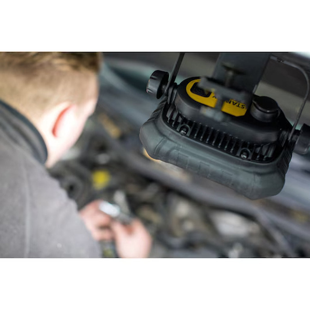 Stanley Fatmax, LED Strahler, rechargeable work light, aufladbarer Baustrahler, Stanley Werkzeuge, cordless LED light, Akku Strahler, Stanley cordless tool, portable floodlight, LED Arbeitsleuchte, Stanley Fatmax tools, rechargeable spotlight, Baustellenlampe, robust work light, Stanley Akku Gerät, outdoor floodlight, worksite lighting, kabellose Arbeitslampe, bright LED light, professional work lamp, power tools accessory, Stanley Beleuchtung, Akku betrieben, heavy duty LED Strahler, compact work light, re