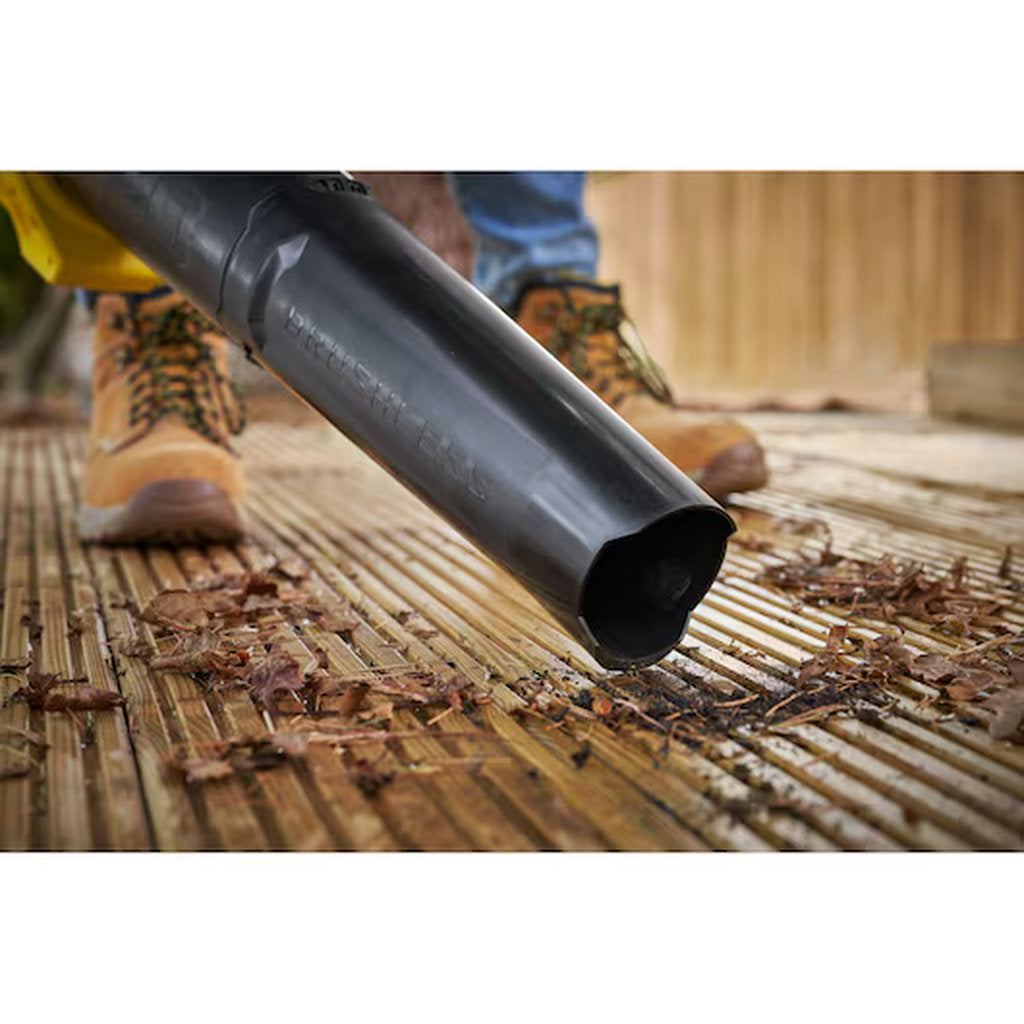 Stanley Fatmax, Bürstenloser Laubbläser, brushless leaf blower, 18V cordless blower, Stanley cordless tool, kabelloser Laubbläser, V20 battery system, Akku Gartengerät, battery powered blower, electric garden blower, Stanley Werkzeuge, rechargeable leaf blower, lightweight garden tool, schnurloser Gartenbläser, powerful air blower, professional garden tool, Gartenpflege Werkzeug, Akku betrieben, cordless garden equipment, Stanley Akku Gerät, outdoor cleaning tool, V20 brushless blower, compact blower, robus