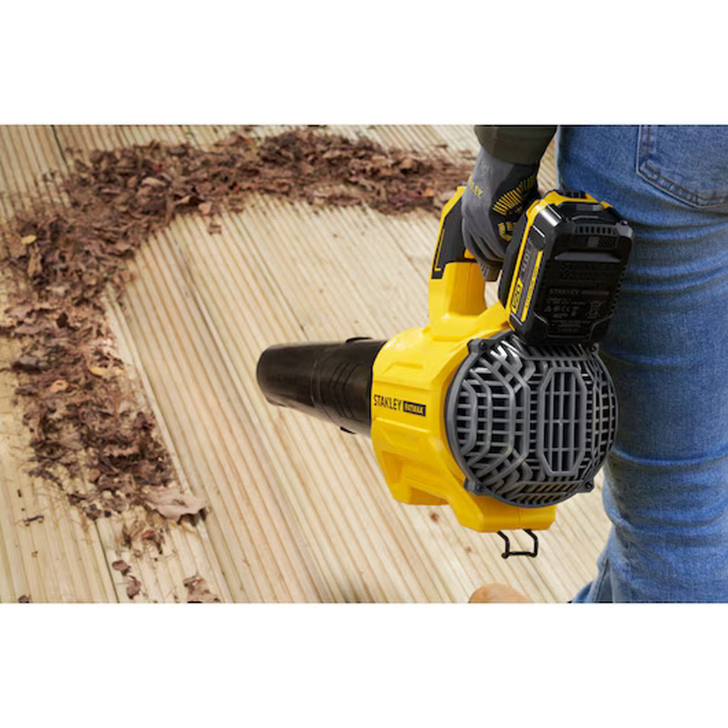 Stanley Fatmax, Bürstenloser Laubbläser, brushless leaf blower, 18V cordless blower, Stanley cordless tool, kabelloser Laubbläser, V20 battery system, Akku Gartengerät, battery powered blower, electric garden blower, Stanley Werkzeuge, rechargeable leaf blower, lightweight garden tool, schnurloser Gartenbläser, powerful air blower, professional garden tool, Gartenpflege Werkzeug, Akku betrieben, cordless garden equipment, Stanley Akku Gerät, outdoor cleaning tool, V20 brushless blower, compact blower, robus