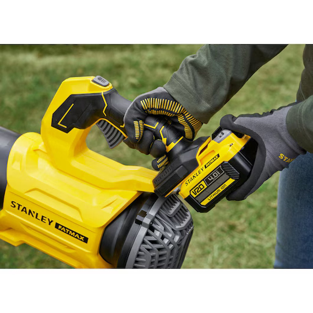 Stanley Fatmax, Bürstenloser Laubbläser, brushless leaf blower, 18V cordless blower, Stanley cordless tool, kabelloser Laubbläser, V20 battery system, Akku Gartengerät, battery powered blower, electric garden blower, Stanley Werkzeuge, rechargeable leaf blower, lightweight garden tool, schnurloser Gartenbläser, powerful air blower, professional garden tool, Gartenpflege Werkzeug, Akku betrieben, cordless garden equipment, Stanley Akku Gerät, outdoor cleaning tool, V20 brushless blower, compact blower, robus