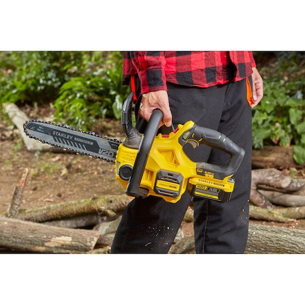 Stanley Fatmax, cordless chainsaw, Akku Kettensäge, 18V battery saw, kabellose Motorsäge, V20 Akku System, Stanley cordless tool, garden power saw, elektrische Kettensäge, professional wood cutter, schnurlose Gartensäge, rechargeable chainsaw, heavy duty garden tool, Stanley Werkzeuge, compact chainsaw, tree pruning saw, Akku Gartengerät, outdoor cutting tool, cordless wood saw, Gartenpflege Werkzeug, battery operated saw, 30 cm bar chainsaw, Stanley Akku Gerät, Holzsäge elektrisch, powerful garden chainsaw