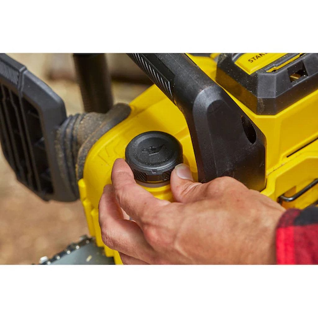 Stanley Fatmax, cordless chainsaw, Akku Kettensäge, 18V battery saw, kabellose Motorsäge, V20 Akku System, Stanley cordless tool, garden power saw, elektrische Kettensäge, professional wood cutter, schnurlose Gartensäge, rechargeable chainsaw, heavy duty garden tool, Stanley Werkzeuge, compact chainsaw, tree pruning saw, Akku Gartengerät, outdoor cutting tool, cordless wood saw, Gartenpflege Werkzeug, battery operated saw, 30 cm bar chainsaw, Stanley Akku Gerät, Holzsäge elektrisch, powerful garden chainsaw