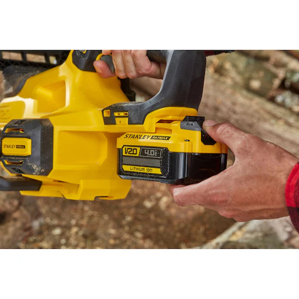 Stanley Fatmax, cordless chainsaw, Akku Kettensäge, 18V battery saw, kabellose Motorsäge, V20 Akku System, Stanley cordless tool, garden power saw, elektrische Kettensäge, professional wood cutter, schnurlose Gartensäge, rechargeable chainsaw, heavy duty garden tool, Stanley Werkzeuge, compact chainsaw, tree pruning saw, Akku Gartengerät, outdoor cutting tool, cordless wood saw, Gartenpflege Werkzeug, battery operated saw, 30 cm bar chainsaw, Stanley Akku Gerät, Holzsäge elektrisch, powerful garden chainsaw
