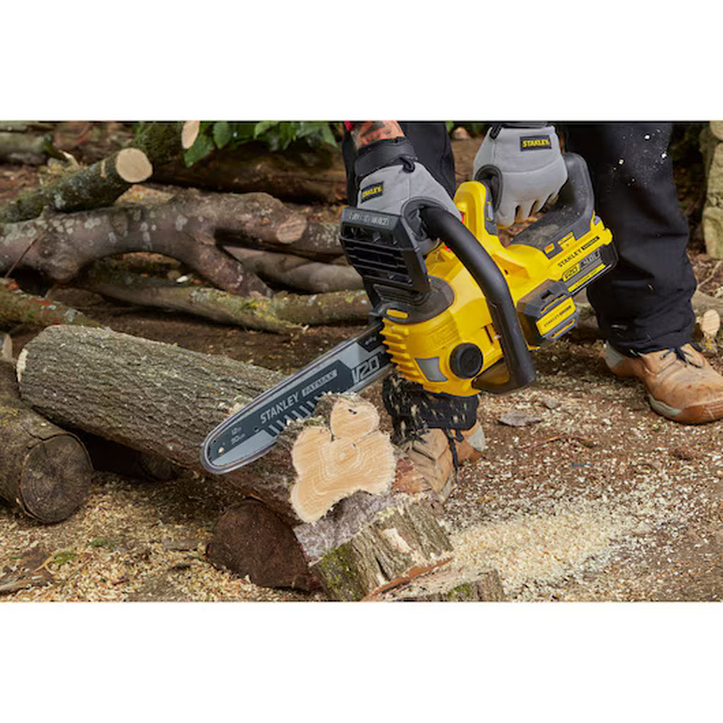 Stanley Fatmax, cordless chainsaw, Akku Kettensäge, 18V battery saw, kabellose Motorsäge, V20 Akku System, Stanley cordless tool, garden power saw, elektrische Kettensäge, professional wood cutter, schnurlose Gartensäge, rechargeable chainsaw, heavy duty garden tool, Stanley Werkzeuge, compact chainsaw, tree pruning saw, Akku Gartengerät, outdoor cutting tool, cordless wood saw, Gartenpflege Werkzeug, battery operated saw, 30 cm bar chainsaw, Stanley Akku Gerät, Holzsäge elektrisch, powerful garden chainsaw