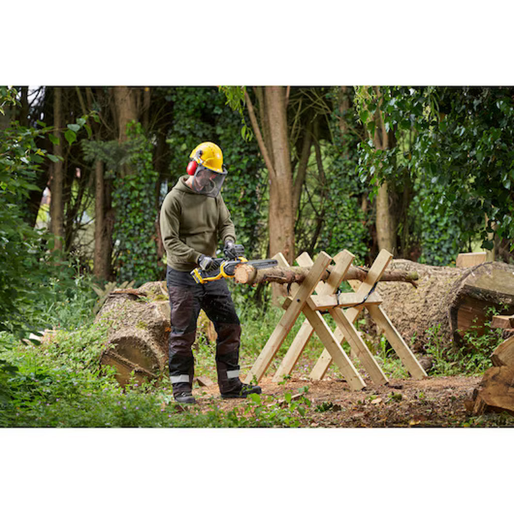 Stanley Fatmax, brushless chainsaw, Bürstenlose Kettensäge, 18V Akku Kettensäge, cordless power saw, V20 battery system, Stanley cordless tool, kabellose Motorsäge, battery powered chainsaw, professional wood cutter, Stanley Werkzeuge, garden chainsaw, schnurlose Gartensäge, brushless motor saw, rechargeable chainsaw, heavy duty garden tool, elektrische Kettensäge, 30 cm bar chainsaw, Akku betrieben, robust garden saw, outdoor cutting tool, Gartenpflege Werkzeug, Stanley Akku Gerät, Holzsäge elektrisch, cor