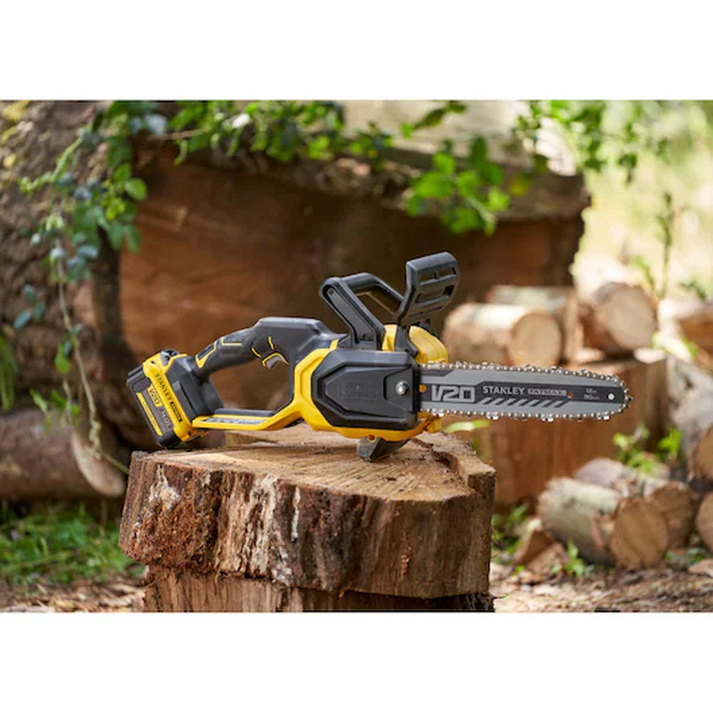 Stanley Fatmax, brushless chainsaw, Bürstenlose Kettensäge, 18V Akku Kettensäge, cordless power saw, V20 battery system, Stanley cordless tool, kabellose Motorsäge, battery powered chainsaw, professional wood cutter, Stanley Werkzeuge, garden chainsaw, schnurlose Gartensäge, brushless motor saw, rechargeable chainsaw, heavy duty garden tool, elektrische Kettensäge, 30 cm bar chainsaw, Akku betrieben, robust garden saw, outdoor cutting tool, Gartenpflege Werkzeug, Stanley Akku Gerät, Holzsäge elektrisch, cor