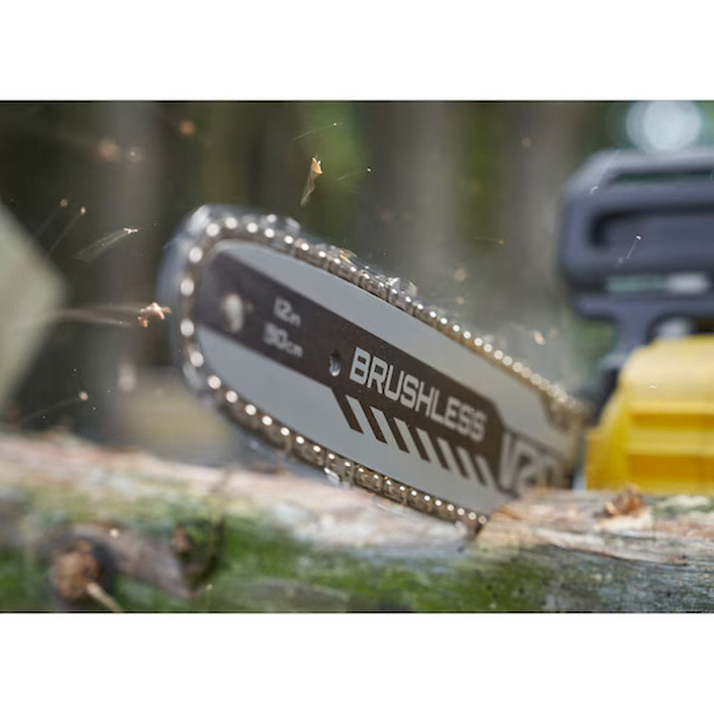 Stanley Fatmax, brushless chainsaw, Bürstenlose Kettensäge, 18V Akku Kettensäge, cordless power saw, V20 battery system, Stanley cordless tool, kabellose Motorsäge, battery powered chainsaw, professional wood cutter, Stanley Werkzeuge, garden chainsaw, schnurlose Gartensäge, brushless motor saw, rechargeable chainsaw, heavy duty garden tool, elektrische Kettensäge, 30 cm bar chainsaw, Akku betrieben, robust garden saw, outdoor cutting tool, Gartenpflege Werkzeug, Stanley Akku Gerät, Holzsäge elektrisch, cor