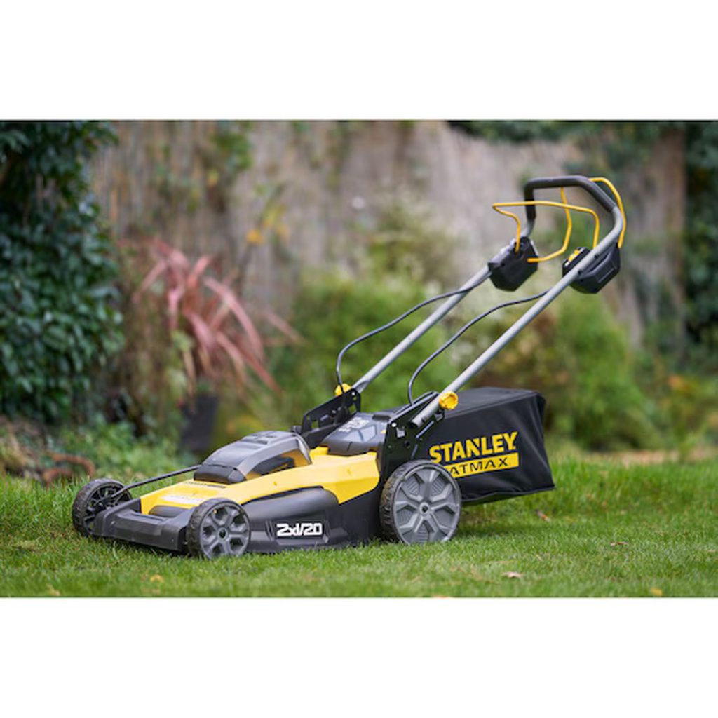 Stanley Fatmax, Akku Rasenmäher, cordless lawn mower, 18V battery mower, V20 battery system, Stanley cordless tool, kabelloser Rasenmäher, self propelled mower, Stanley Werkzeuge, rechargeable lawn mower, brushless garden mower, Akku betrieben, Gartenpflege Werkzeug, professional garden tool, cordless garden equipment, 51 cm cutting width mower, Stanley Akku Gerät, powerful lawn mower, electric mower, robust garden mower, schnurloser Rasenmäher, battery powered mower, V20 lawn mower, outdoor garden tool, ga