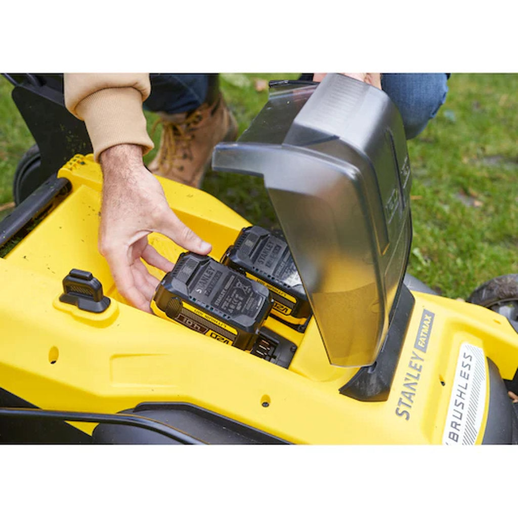 Stanley Fatmax, Akku Rasenmäher, cordless lawn mower, 18V battery mower, V20 battery system, Stanley cordless tool, kabelloser Rasenmäher, self propelled mower, Stanley Werkzeuge, rechargeable lawn mower, brushless garden mower, Akku betrieben, Gartenpflege Werkzeug, professional garden tool, cordless garden equipment, 51 cm cutting width mower, Stanley Akku Gerät, powerful lawn mower, electric mower, robust garden mower, schnurloser Rasenmäher, battery powered mower, V20 lawn mower, outdoor garden tool, ga