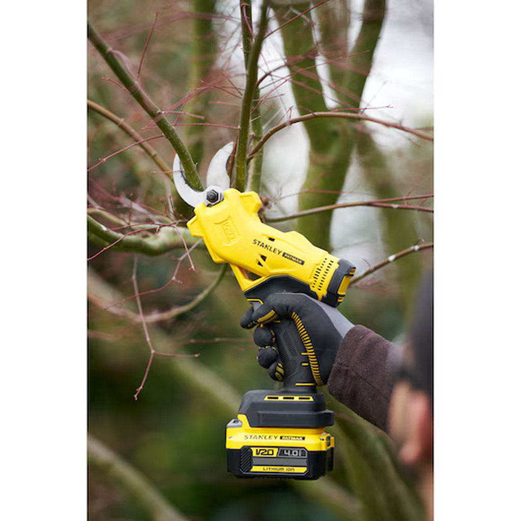 Stanley Fatmax, Stanley Fatmax V20, Akku Astschere, cordless pruner, 18V pruning shears, Stanley cordless garden tool, kabellose Astschere, battery powered pruner, electric pruning shears, Gartenwerkzeug, Stanley Werkzeuge, cordless branch cutter, Akku Gartenschere, V20 battery system, rechargeable pruner, professional garden shears, Gartenpflege Werkzeug, electric garden scissors, Stanley Akku Werkzeug, trimming shears, Akku Heckenschere, garden pruning tool, heavy duty pruner, schnurlose Gartenschere, pow