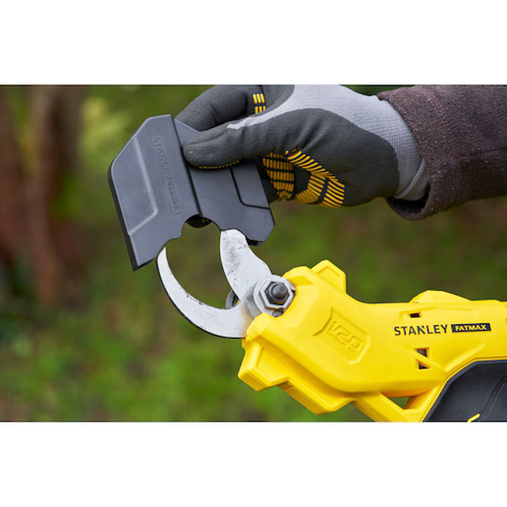 Stanley Fatmax, Stanley Fatmax V20, Akku Astschere, cordless pruner, 18V pruning shears, Stanley cordless garden tool, kabellose Astschere, battery powered pruner, electric pruning shears, Gartenwerkzeug, Stanley Werkzeuge, cordless branch cutter, Akku Gartenschere, V20 battery system, rechargeable pruner, professional garden shears, Gartenpflege Werkzeug, electric garden scissors, Stanley Akku Werkzeug, trimming shears, Akku Heckenschere, garden pruning tool, heavy duty pruner, schnurlose Gartenschere, pow